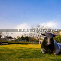 卧牛铜雕，草地铜牛雕塑