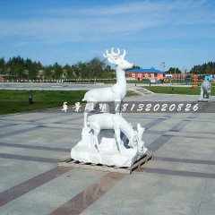 公园小鹿雕塑，广场石头鹿