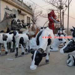 玻璃钢奶牛雕塑，玻璃钢奶牛图片