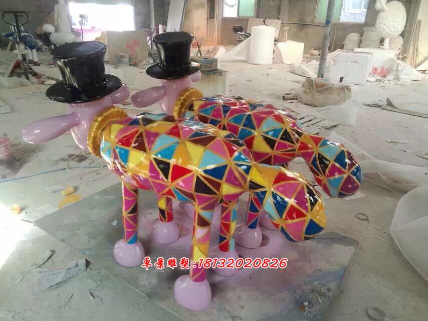 玻璃钢彩色卡通小羊雕塑，彩绘小羊雕塑