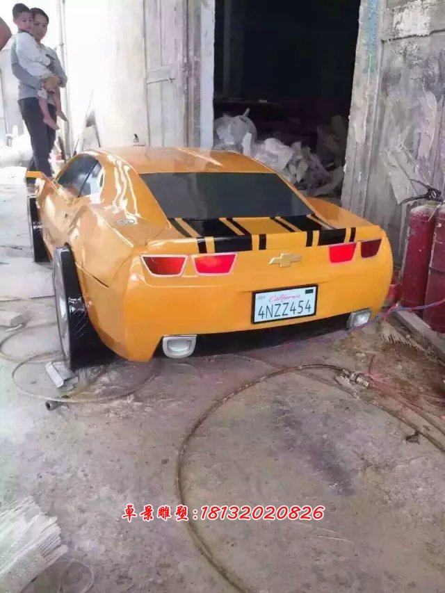 仿真汽车雕塑，广场汽车玻璃钢雕塑