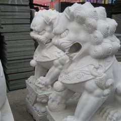白色石头狮子雕塑，白色石狮子