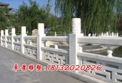 小湖边石头围栏，栏杆挡板石雕