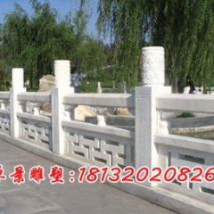 小湖边石头，挡板石雕