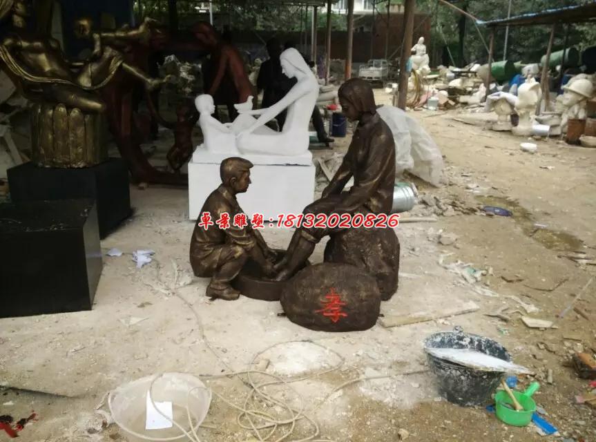 孩子给妈妈洗脚雕塑，仿铜孝心雕塑