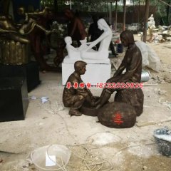 孩子给妈妈洗脚雕塑，孝心雕塑