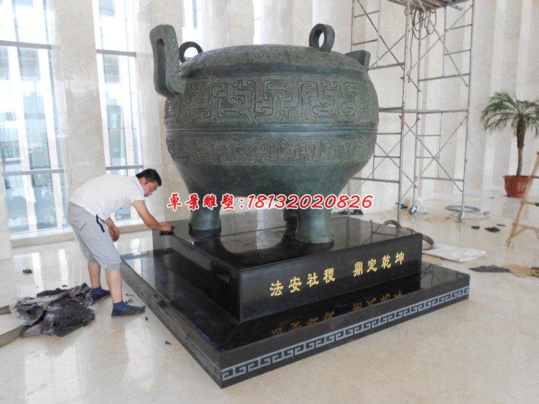 法院铜鼎雕塑，三足鼎铜雕 (1)