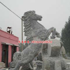 广场立马石雕，青石动物雕塑