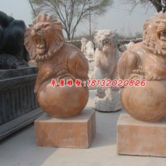 踩球狮子雕塑，晚霞红石雕西洋狮