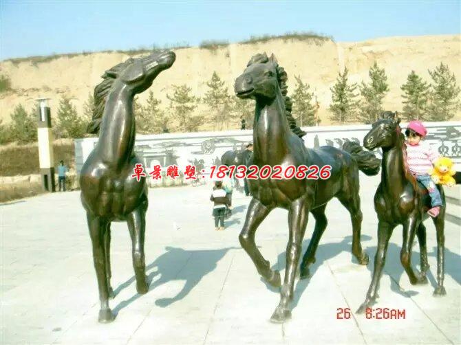 小马一家三口铜雕，广场铜马雕塑