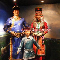 玻璃钢少数民族人物雕塑，一家三口雕塑