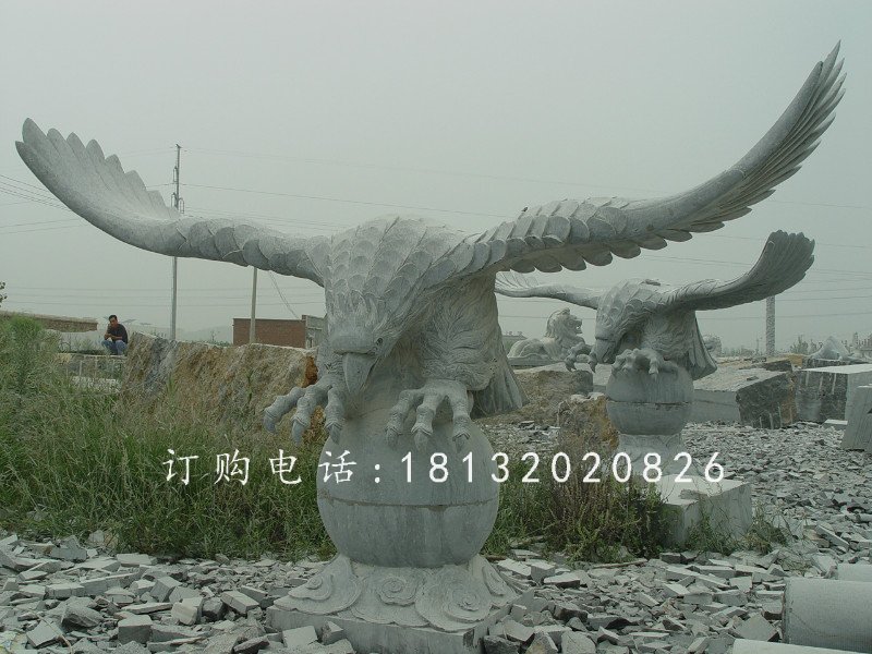 踩球老鹰石雕，青石雄鹰展翅雕塑
