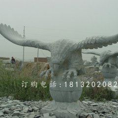 踩球老鹰石雕，青石雄鹰展翅雕塑