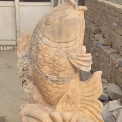喷泉鱼，公园石雕鱼