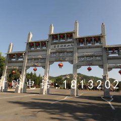 五门石牌坊，广场石牌坊