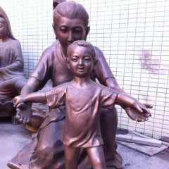 妈妈教儿子走路铜雕，公园人物铜雕