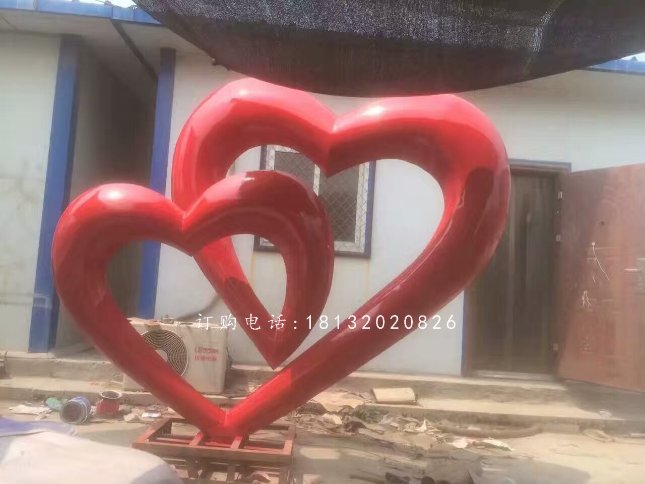 步行街景观雕塑，玻璃钢心连心