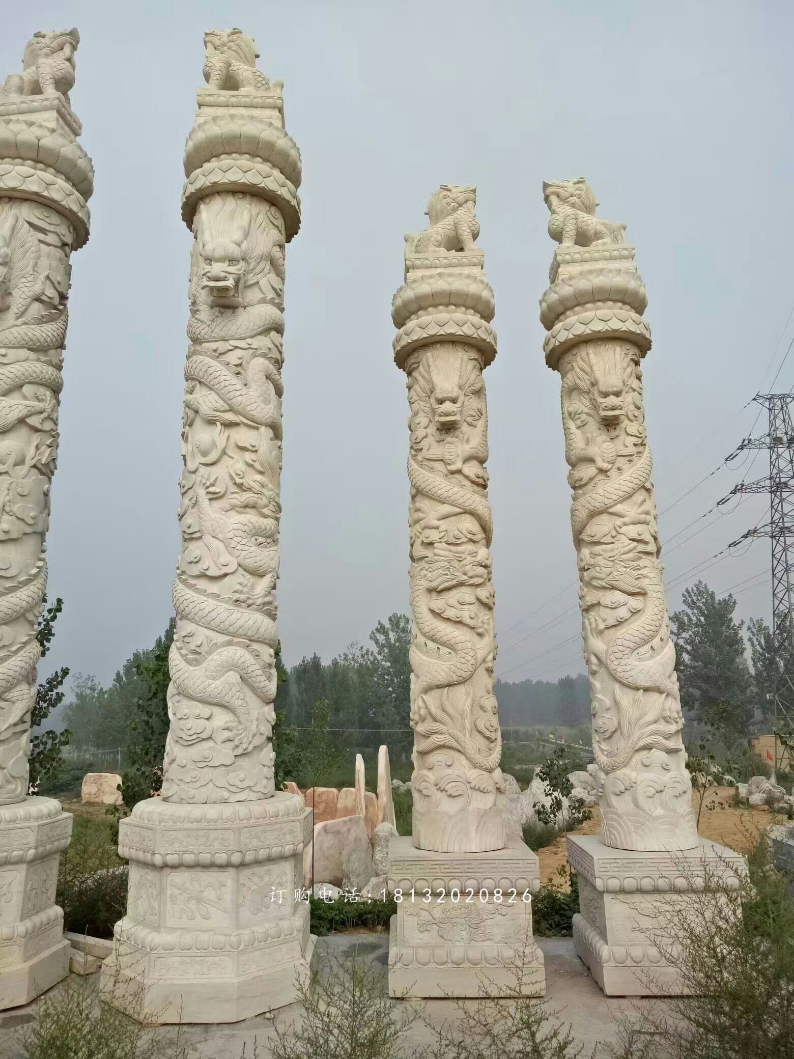 广场盘龙柱石雕，石龙柱雕塑