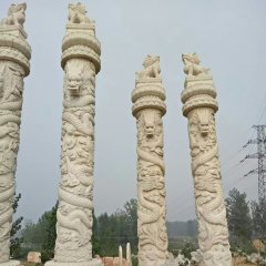 广场盘龙柱石雕，石龙柱雕塑