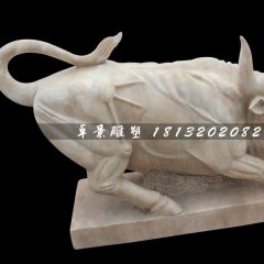 晚霞红石雕牛，广场华尔街牛石雕