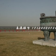 三足铜鼎，广场青铜鼎