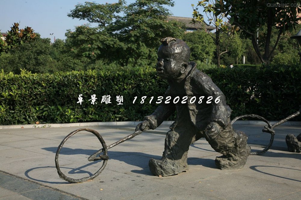 推铁圈铜雕，公园小品铜雕