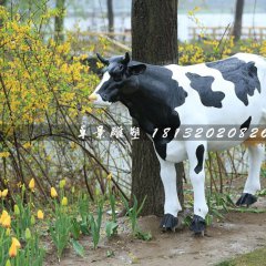 奶牛雕塑，公园玻璃钢仿真奶牛雕塑