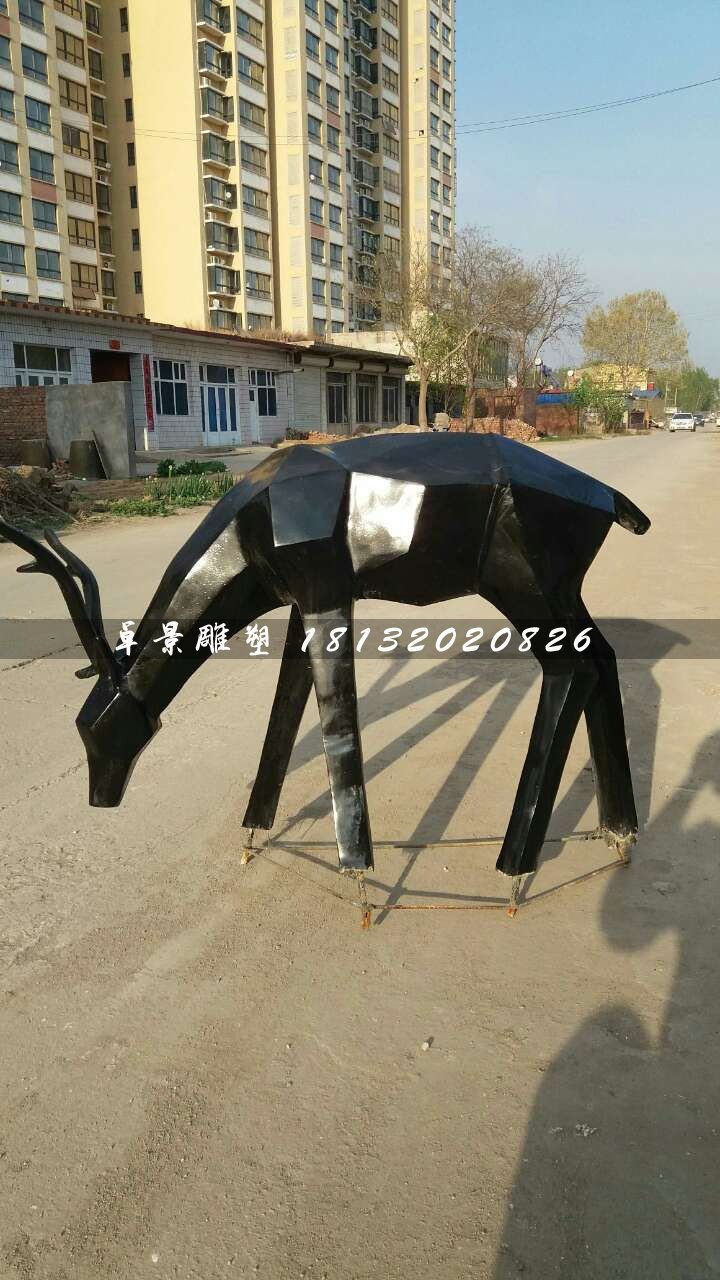 小鹿吃草雕塑，玻璃钢抽象动物雕塑