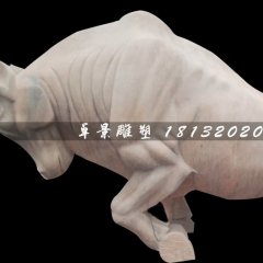 晚霞红开荒牛雕塑，广场石雕牛