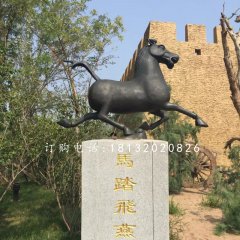 马踏飞燕铜雕，广场铜马雕塑