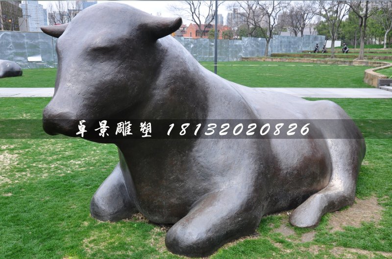 卧着的牛铜雕，公园抽象动物雕塑