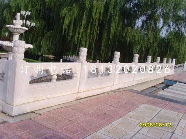 水池石头围栏，水池边石雕挡板