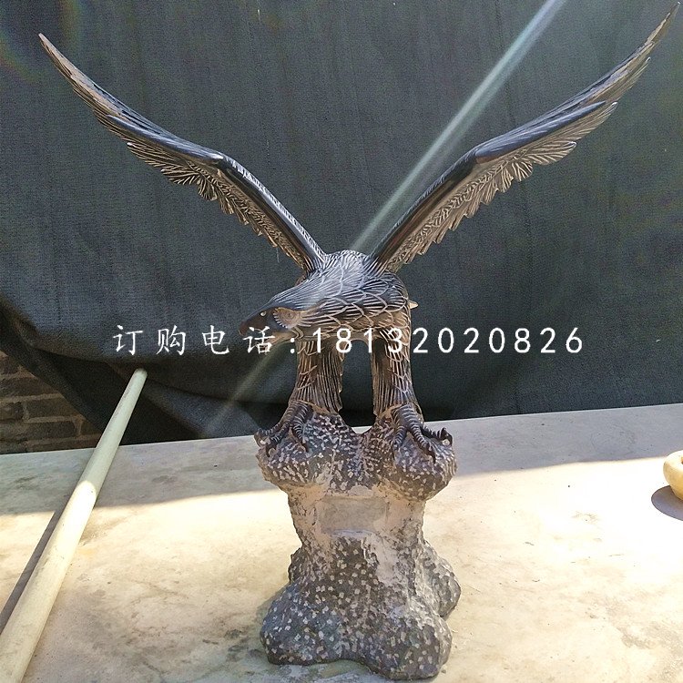 老鹰石雕，青石雄鹰