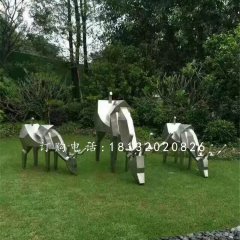 小鹿吃草雕塑，不锈钢动物