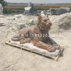 趴着的老虎石雕，晚霞红动物雕塑