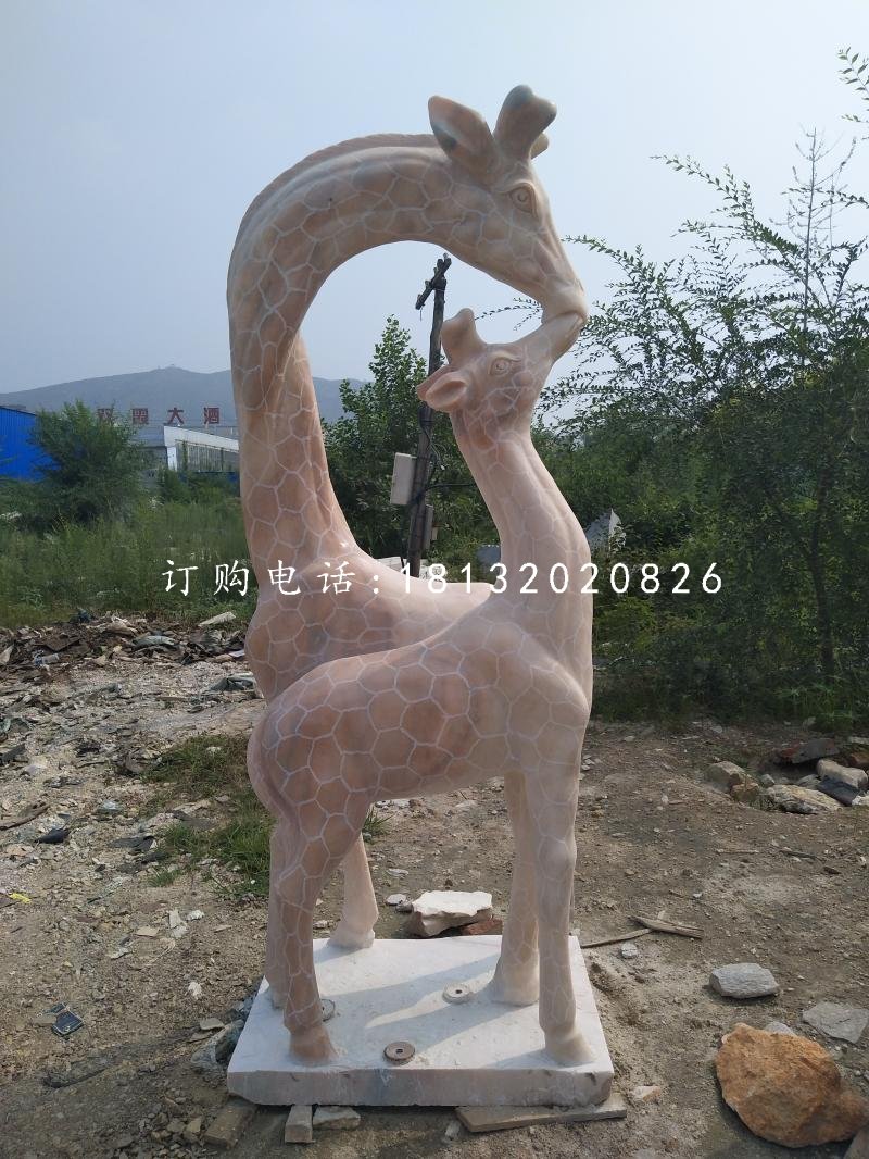 晚霞红亲嘴鹿，公园长颈鹿石雕