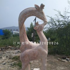 晚霞红亲嘴鹿，公园长颈鹿石雕