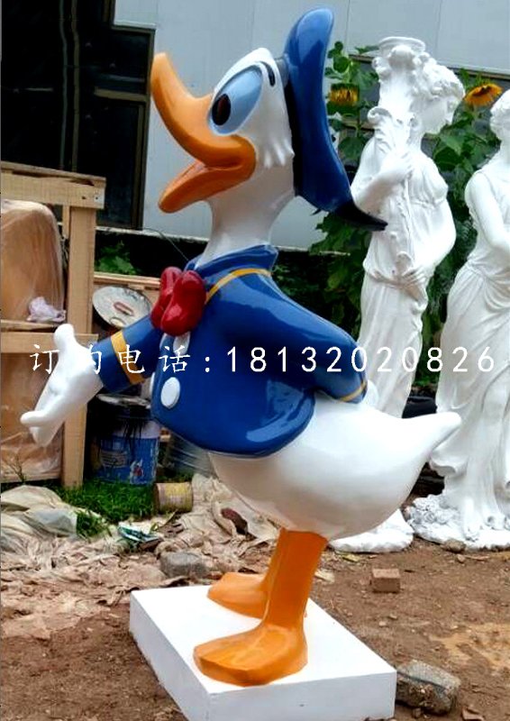 玻璃钢唐老鸭雕塑，卡通雕塑