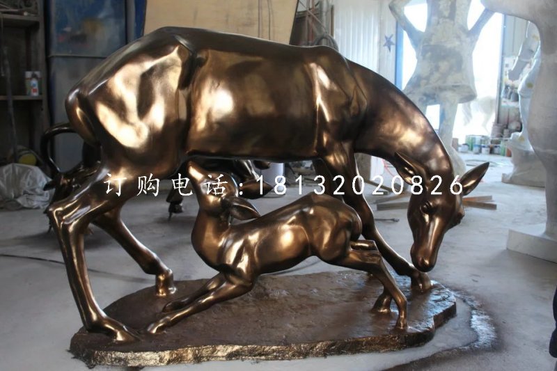 母子鹿雕塑，玻璃钢仿铜动物雕塑