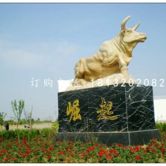 崛起雕塑，晚霞红石雕牛