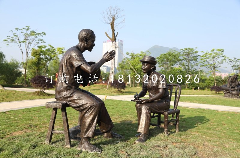 采访雕塑，公园人物铜雕