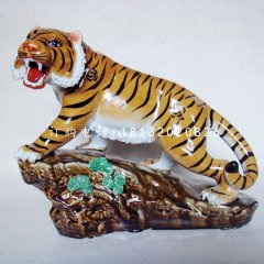 玻璃钢老虎上山雕塑，动物雕塑