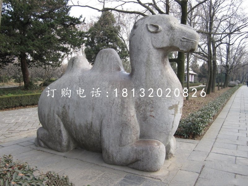 卧着的骆驼雕塑，公园动物石雕