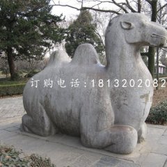 卧着的骆驼雕塑，公园动物石雕