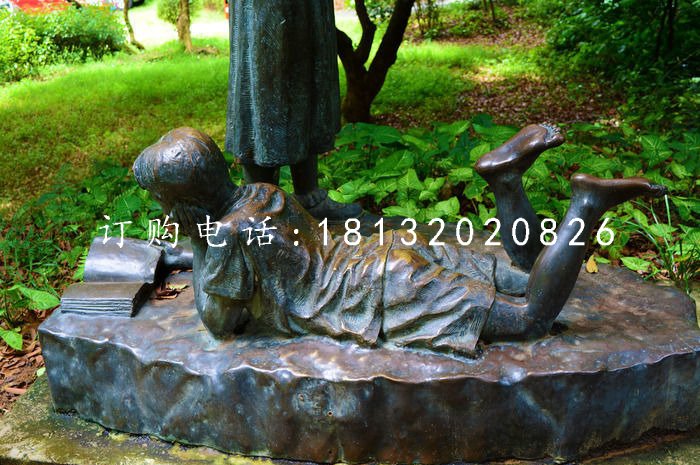 小孩趴着看书雕塑，公园景观铜雕