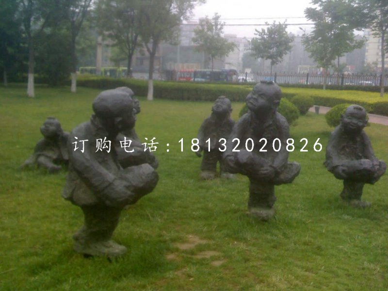 小孩斗鸡铜雕，公园小品铜雕