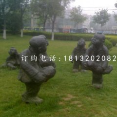 小孩斗鸡铜雕，公园小品铜雕
