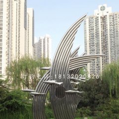 不锈钢游鱼雕塑，公园景观雕塑