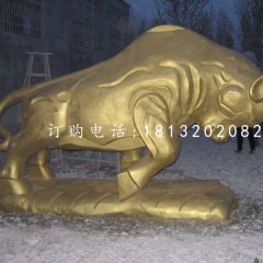 铜雕开荒牛，广场铜牛雕塑