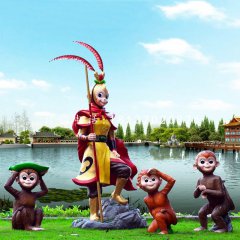 孙悟空和小猴子雕塑，玻璃钢卡通动物雕塑